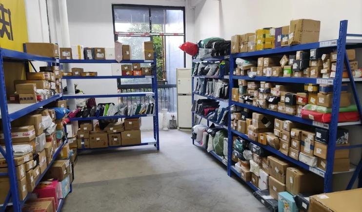 秒级扫描，精准识别，德沃高拍仪在快递驿站的应用